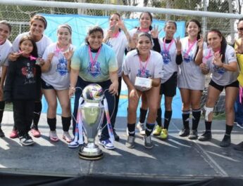 Gobierno de la Capital premia a campeones del Torneo de Futbol Intercolonias Copa San Luis Rey, de entre más de 500 equipo