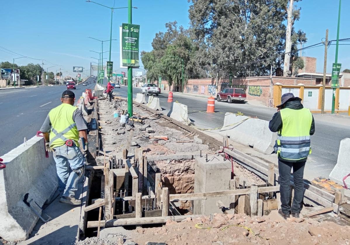 El puente peatonal en el bulevar Valle de los Fantasmas alcanza un 70% de avance