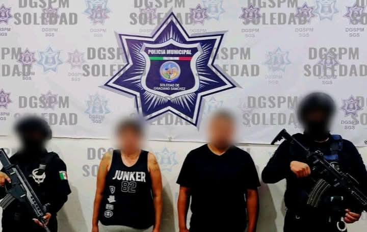 POLICÍAS DE SOLEDAD ASEGURAN 74 DOSIS DE DROGA A PAREJA EN LA COLONIA MORELOS