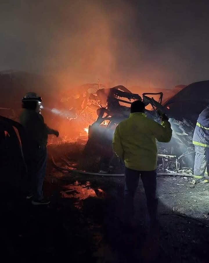 VORAZ INCENDIO CONSUME DESHUESADERO EN CARRETERA MATEHUALA