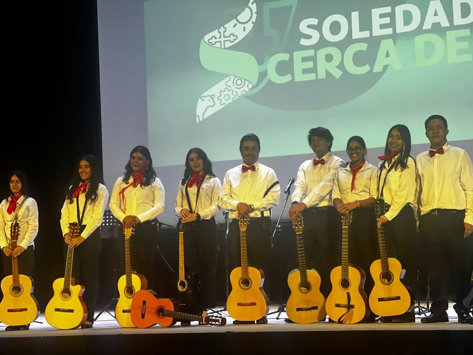 Homenaje espectacular a madres y maestros en Soledad