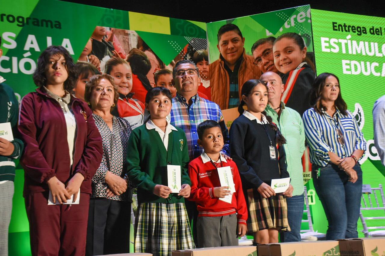 El Alcalde Juan Manuel Navarro reconoce el esfuerzo académico de estudiantes soledenses