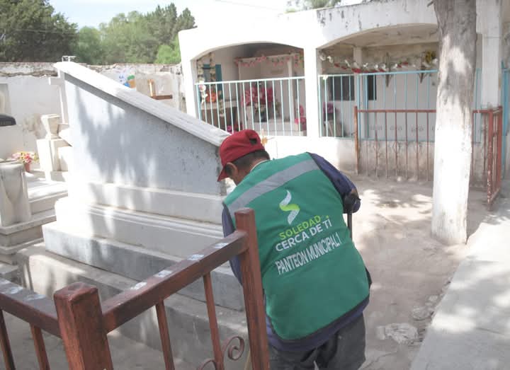 Ayuntamiento de Soledad se prepara para el Día de las Madres con limpieza en panteones