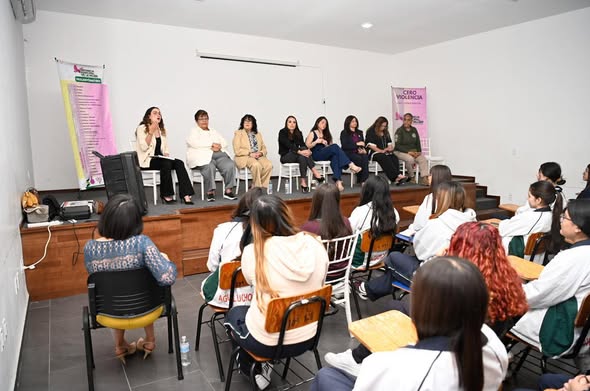 Soledad impulsa el liderazgo femenino con conversatorio 8M