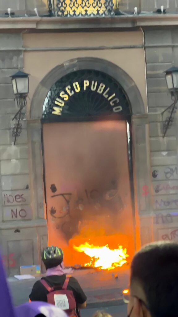 NUEVAMENTE LA UASLP LA MÁS AFECTADA POR ACTOS DE VANDALISMO EN LA MARCHA DEL DÍA DE LA MUJER