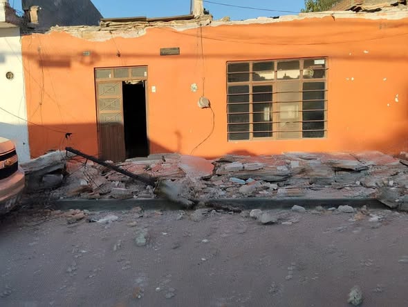 Reporte por la caída de una barda en una vivienda deshabitada en SGS