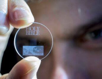 Qué son los “cristales de memoria” que desafían las leyes de la física y prometen solucionar el problema del almacenamiento masivo de datos