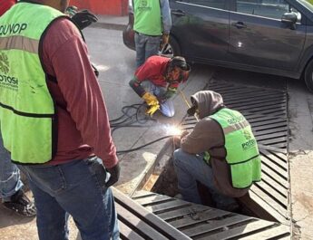 Gobierno de SGS hace trabajos de reparación de rejillas pluvialese