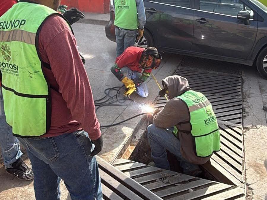 Gobierno de SGS hace trabajos de reparación de rejillas pluvialese