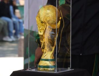 Este domingo, la réplica del máximo galardón del futbol internacional estará en el Viñedo Pozo